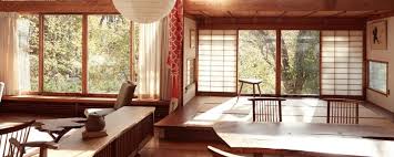 Furniture ‘Cacat’ Laku Keras di 2026: Desainer Jepang & Indonesia Sengaja Buat Lemari Miring dan Kursi Tiga Kaki